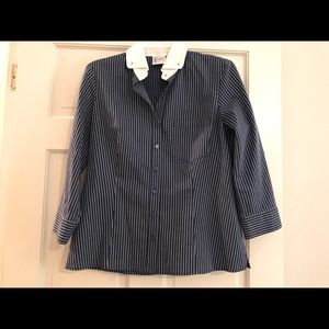 Never worn Finley button-up shirt in navy and white. Women’s size 6